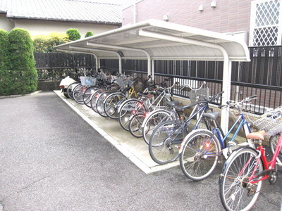 Parking lot. It is also safe rainy day in the roof with a bicycle parking lot