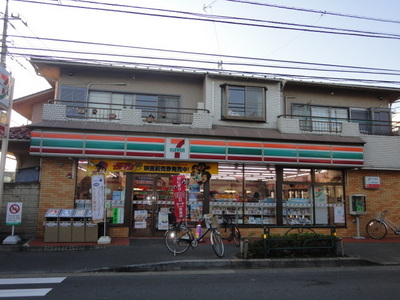 Convenience store. 700m to Seven-Eleven (convenience store)