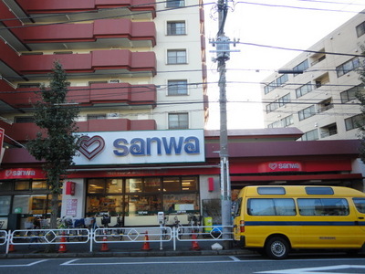 Supermarket. Super Sanwa until the (super) 440m