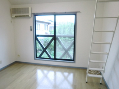 Living and room. Well-ventilated good room bright corner room two sides lighting
