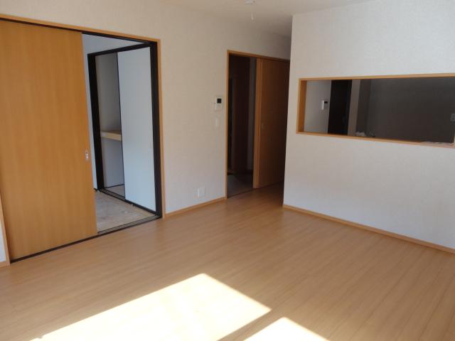 Living. 5 Building LDK! The living of Tsuzukiai, So we offer a Japanese-style room, It is also safe when you are a visiting! 