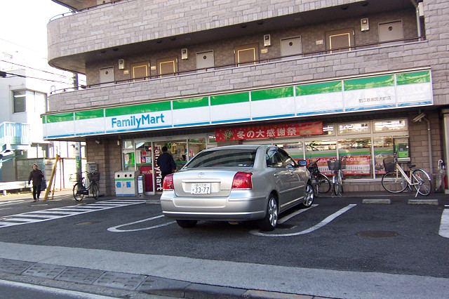 Convenience store. FamilyMart Komae Jikei Idaimae store up (convenience store) 265m