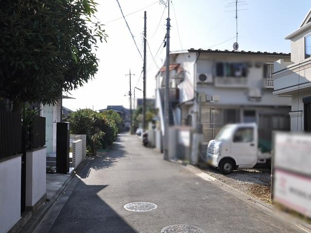 Local photos, including front road. Komae City Inogata 3-chome, contact road situation