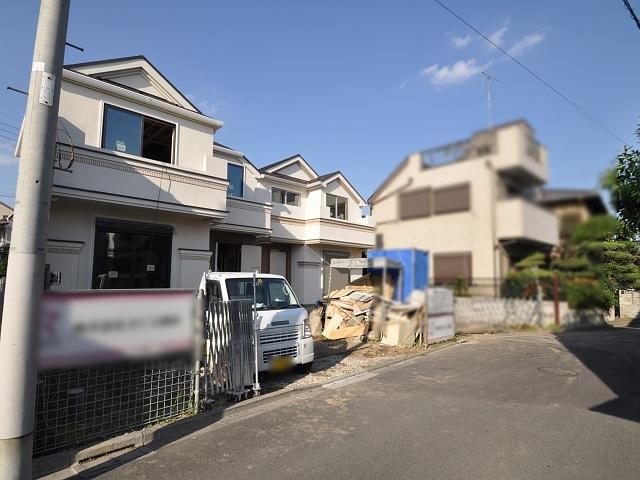Local photos, including front road. Komae City Inogata 3-chome, contact road situation