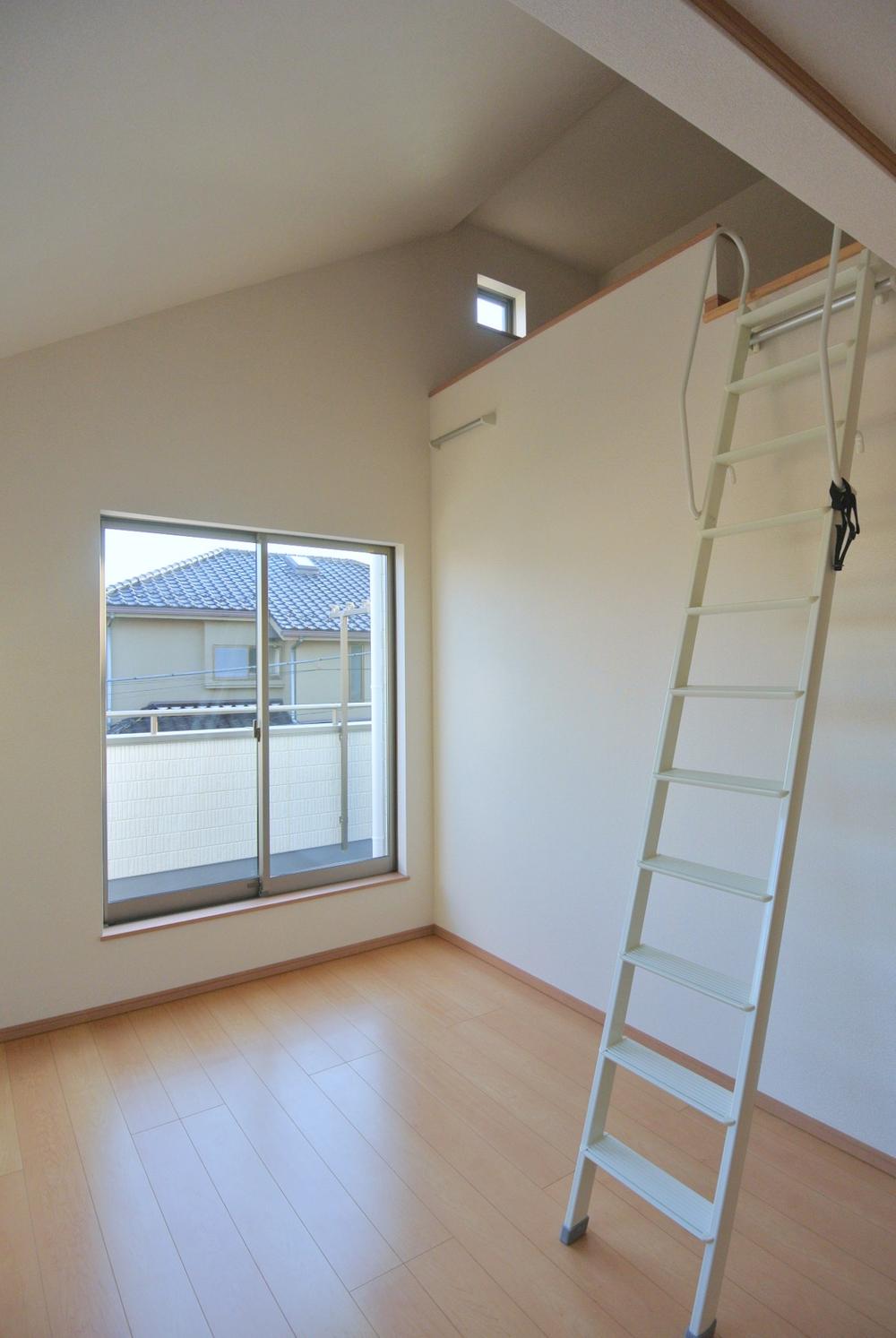 Non-living room. Selling local