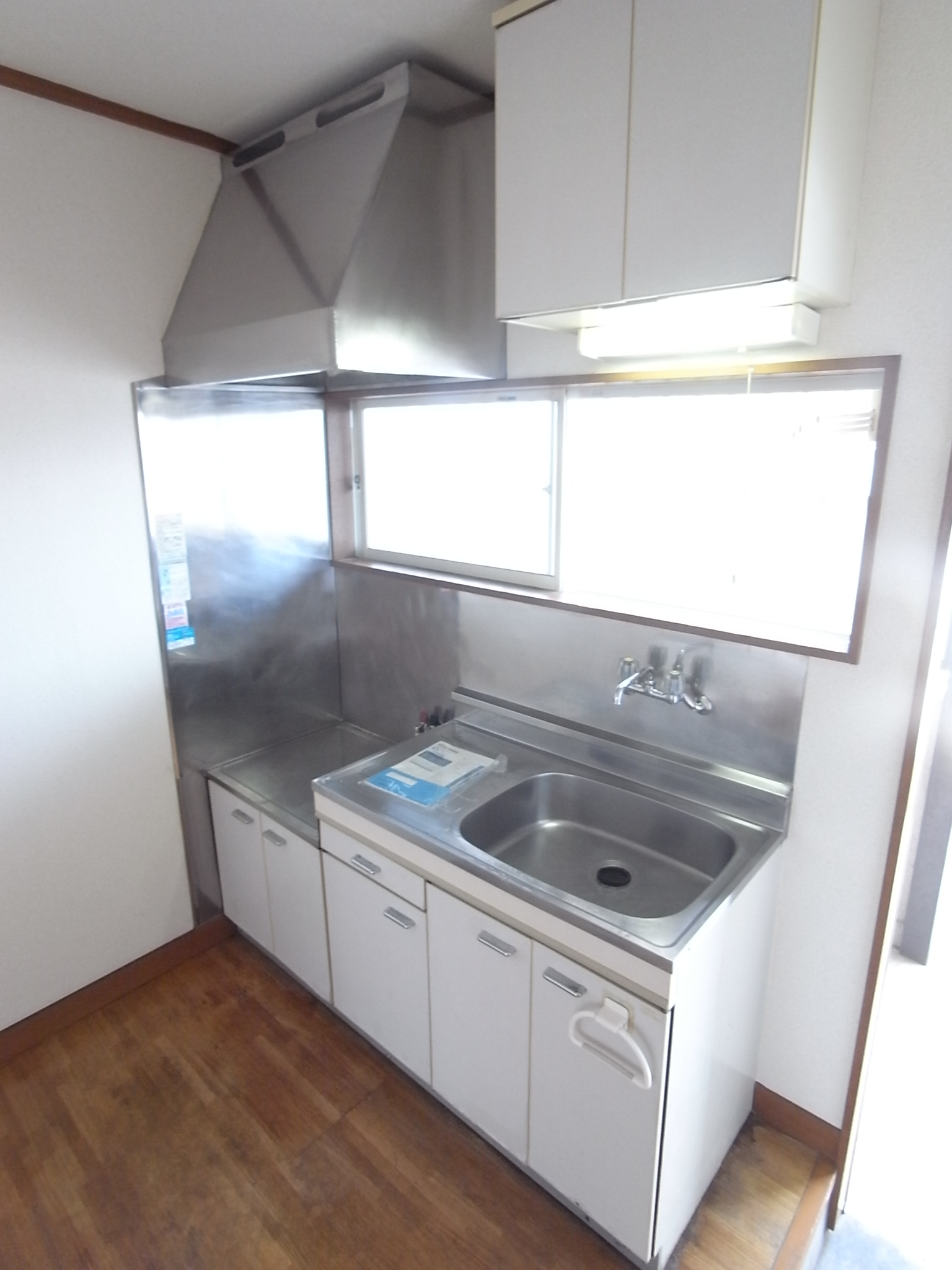 Kitchen. Two-burner gas stove installation Allowed: Madoyu