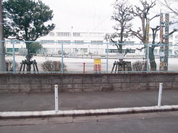 Primary school. Komae 744m to the third elementary school