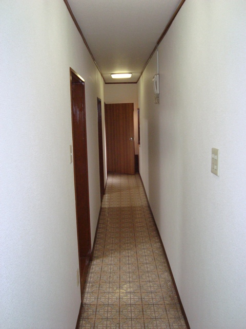 Other room space. It is a moderately corridor