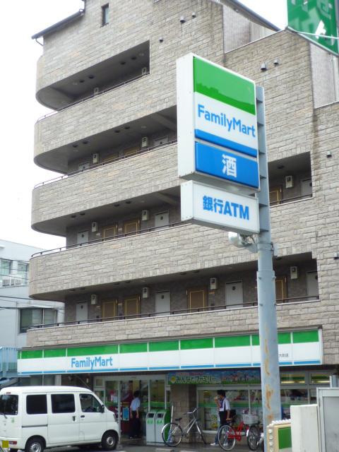 Convenience store. FamilyMart Komae Jikei Idaimae store up (convenience store) 459m