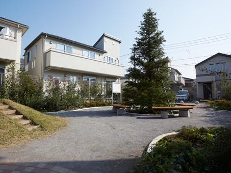Residential units overlooking the symbol tree Town in the park "fir tree children amusement" were planted in the center (2013.11 shooting. Including the sale settled)
