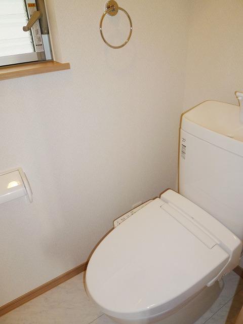 Toilet. First floor toilet with bidet! (2013 / 12 / 06 shooting)