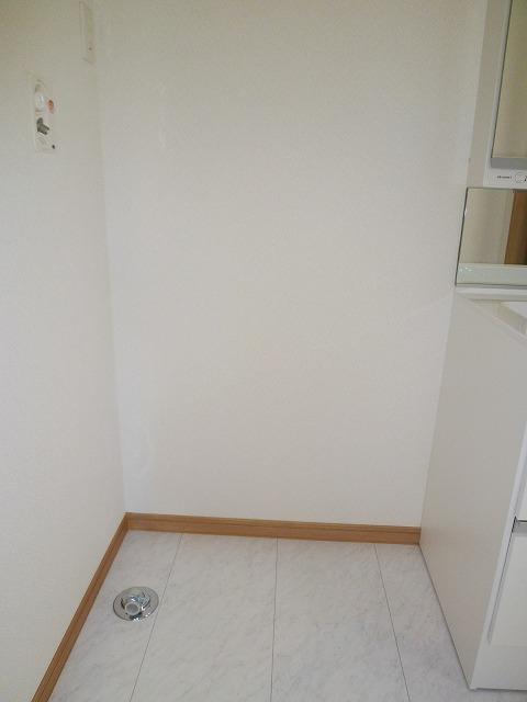 Wash basin, toilet. Laundry Area (2013 / 12 / 06 shooting)