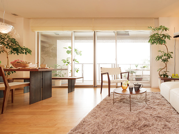 Living.  [living ・ dining room] Horizontal type of living for the frontage ・ In the dining, The windows facing the balcony, Adopt a center open sash with a large airy obtained.  ※ Less than, All photo model room B3 type