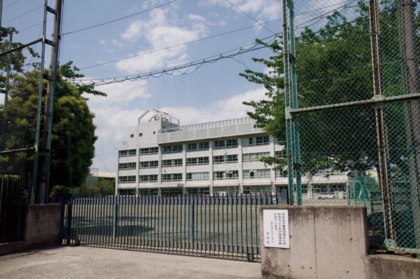  [Municipal Komae first elementary school (a 1-minute walk)] Closeness of about 30m from the property sub Entrance