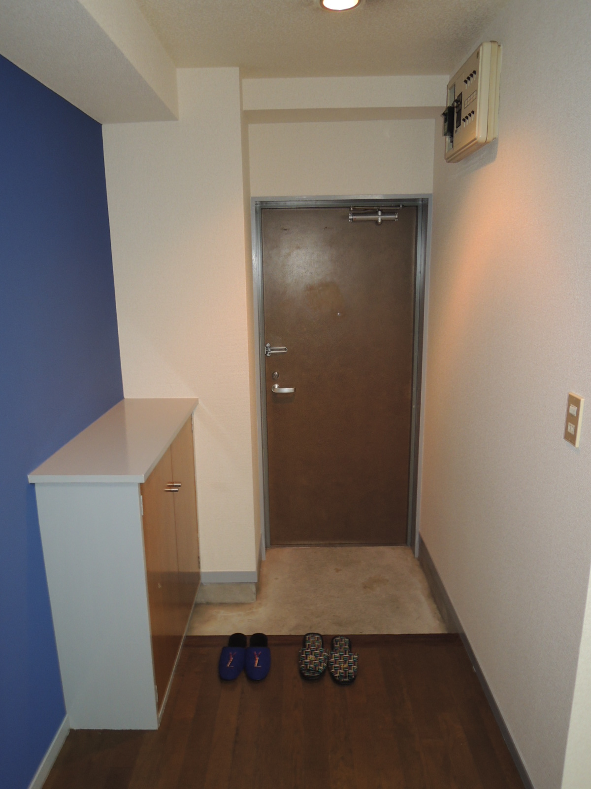 Entrance. Entrance and with shoes BOX of spread