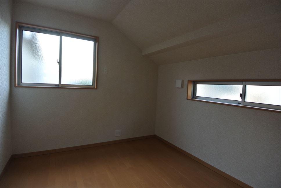 Non-living room. Selling local