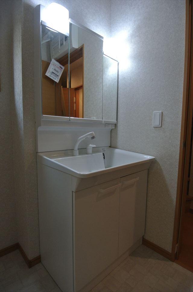 Wash basin, toilet. Selling local