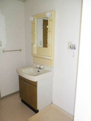 Washroom. ● wash basin independent ●