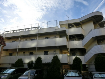 Building appearance. Reinforced Concrete ・ This apartment of four-storey