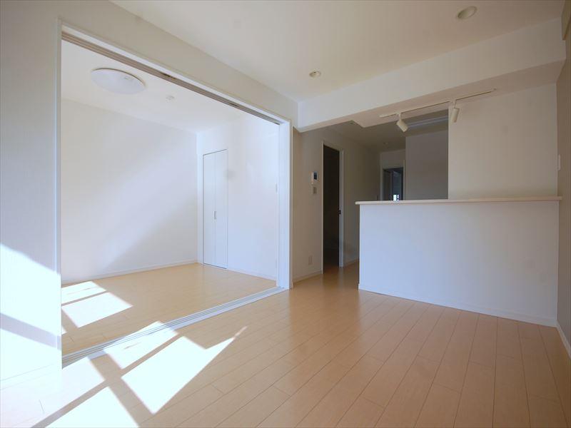 Living. Selling local