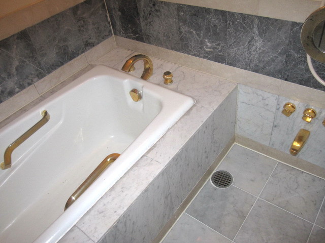 Bath. Stylish spacious bathroom