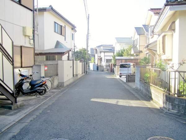 Local photos, including front road. Road extending to the south is Kazenotoorimichi. 