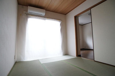 Other room space. Of moist and calm atmosphere Japanese-style room. You can also use the To spacious storage.