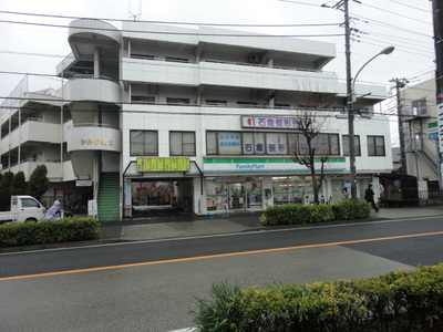 Convenience store. 1m to Family Mart (convenience store)