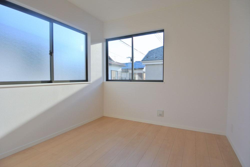 Non-living room. Selling local