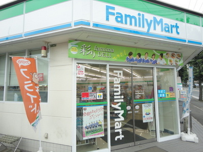 Convenience store. FamilyMart Komae Higashiizumi store up (convenience store) 282m