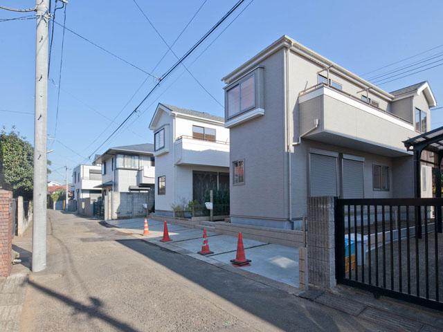 Local photos, including front road. Local (12 May 2013) Shooting