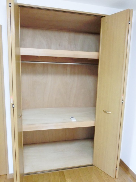 Receipt. Double door of the storage with depth ・ Because the Bar will be multiplied by the clothes