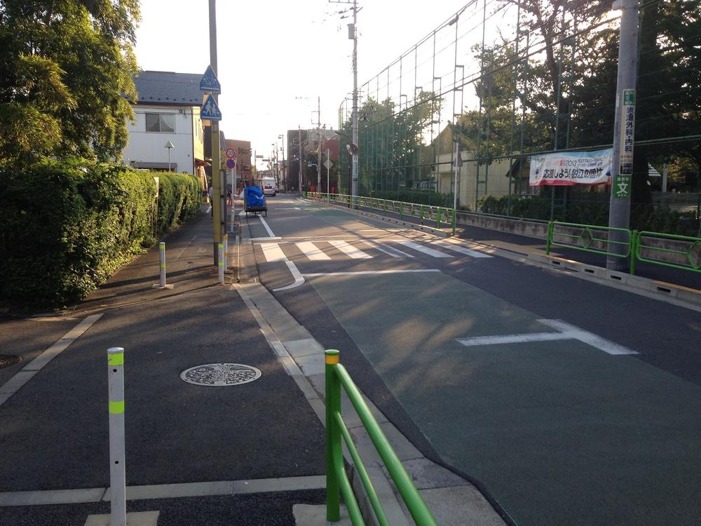Primary school. Quiet environment went into about during the 100m than 70m Komae street to Greenfields Primary School. School have also been upgrading the sidewalk is also safe. 