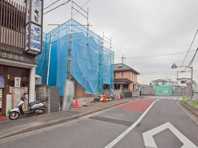 Local photos, including front road. Facing the road with a sidewalk. Traffic volume is low because a quiet environment.