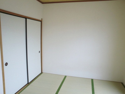 Living and room. 4.5 is a Japanese-style room space of quires