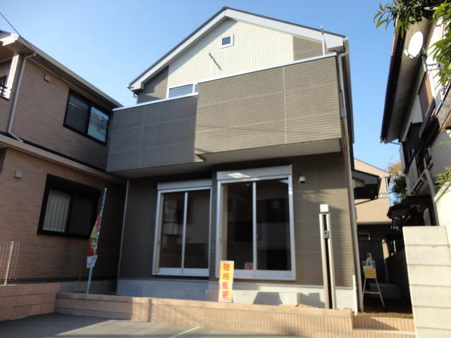 Local appearance photo. Because it is Seddo south road, Yang per good! Is a two-story house seems to home. 