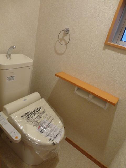 Toilet. WC of Washlet! For paper holder two! Also it comes with course window. 