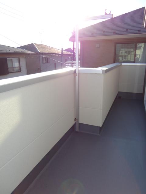 Balcony. The south side of the balcony is wide span yang per good! You can enter and exit from 2 rooms. 