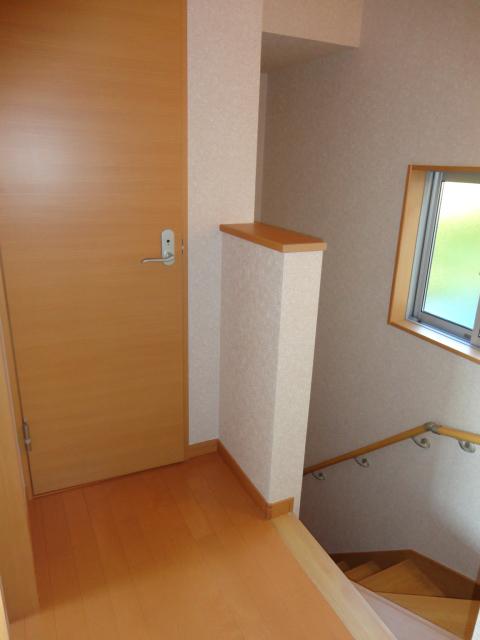Other introspection. 2 Kairoka ・ Stairs part, It is also equipped with window, You can ensure brightness with no lighting. 