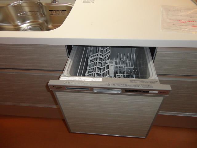 Kitchen. With certain and convenient dishwasher! 