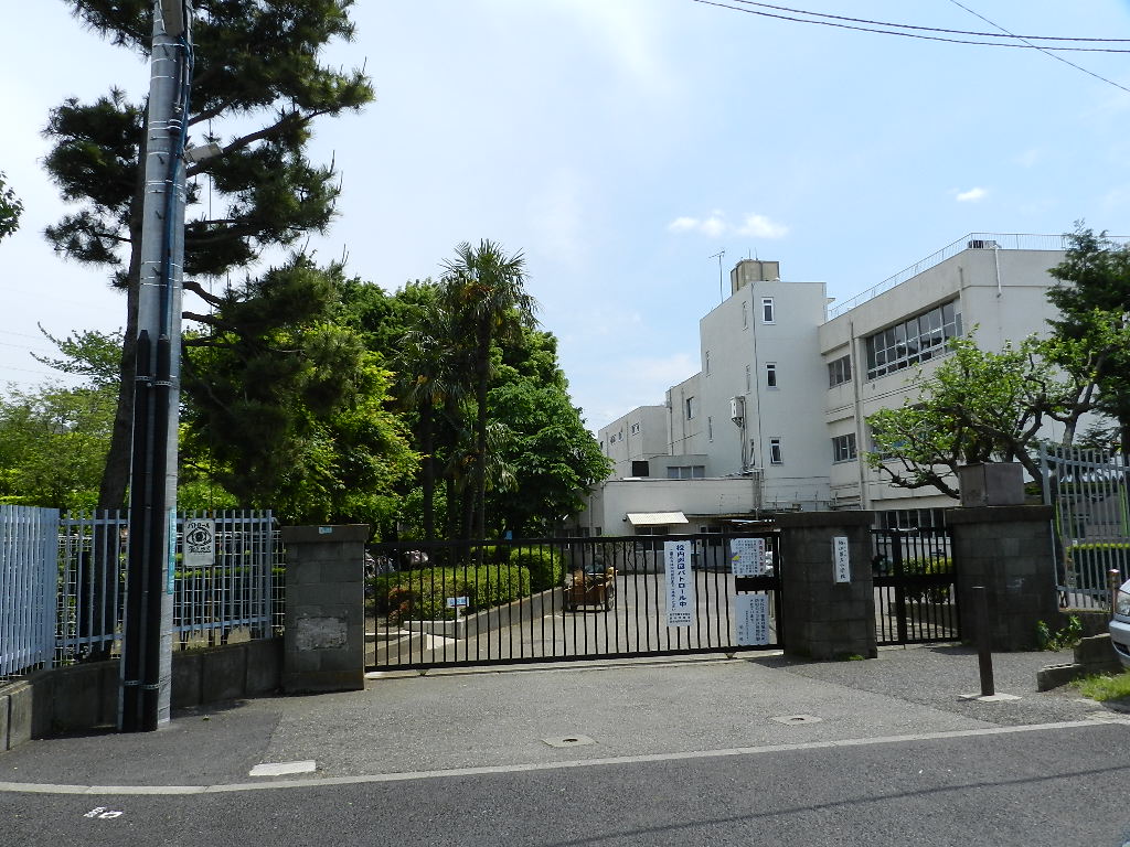 Primary school. 476m to Komae Municipal Komae third elementary school (elementary school)
