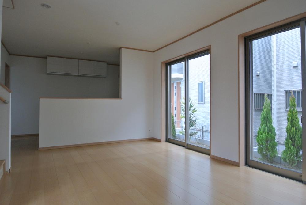 Living. Selling local