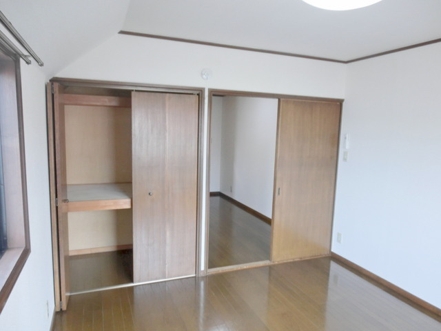 Other room space. Rooms clean flooring ・ It is a corner room dihedral daylight