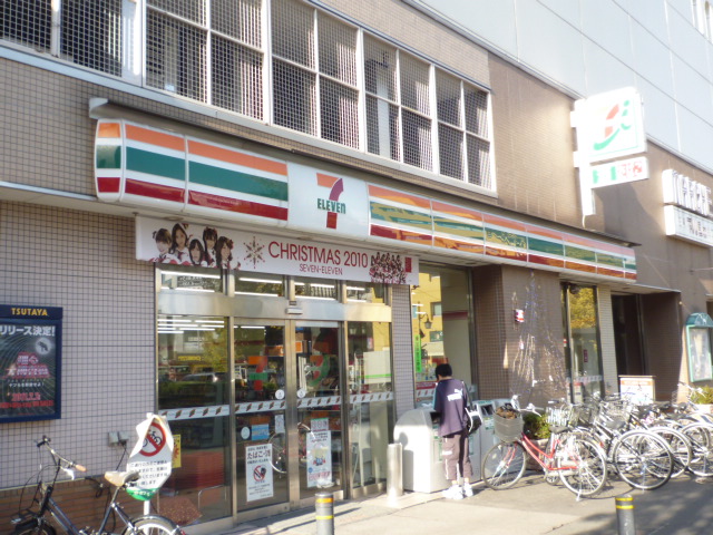 Convenience store. Seven-Eleven Komae Ekimae up (convenience store) 362m