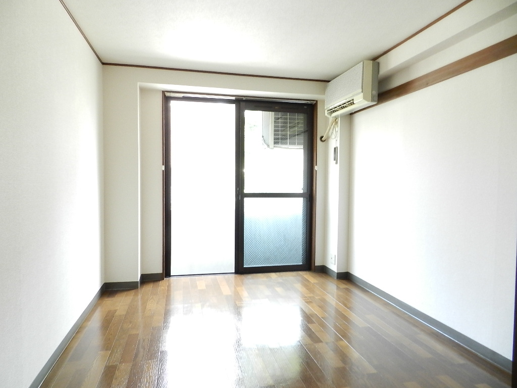 Living and room. Western-style 6 Pledge