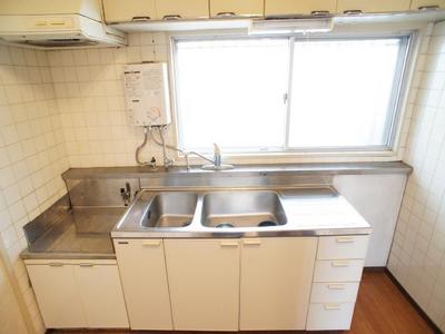Kitchen. 2-neck is a gas stove can be installed loose kitchen. 
