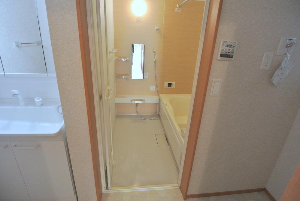 Wash basin, toilet. Selling local