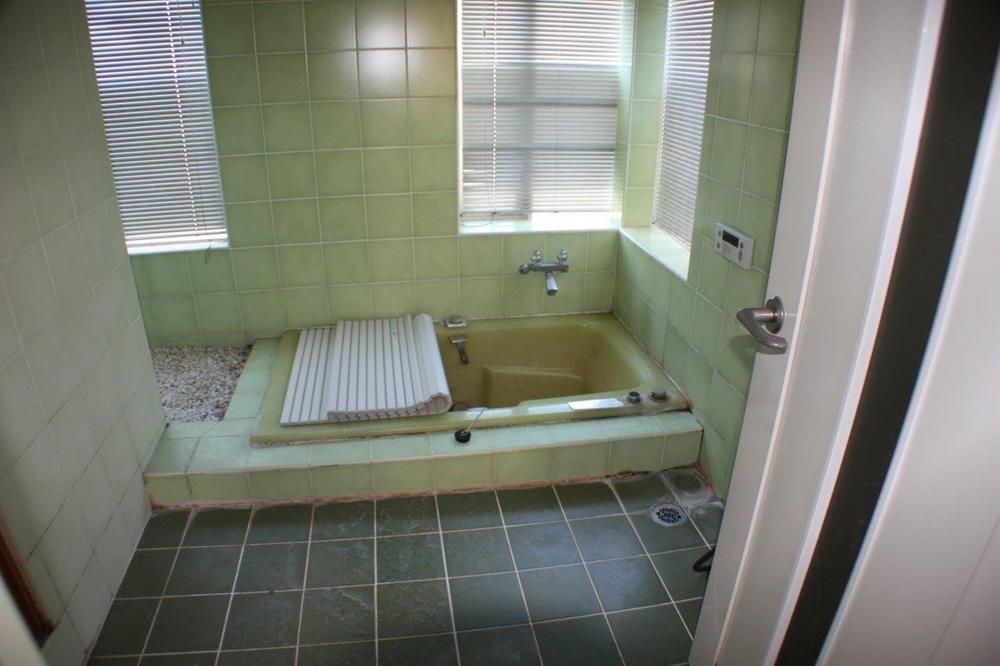 Bathroom. Indoor (January 2014) Shooting. Bathing tiled. It is with a sauna.