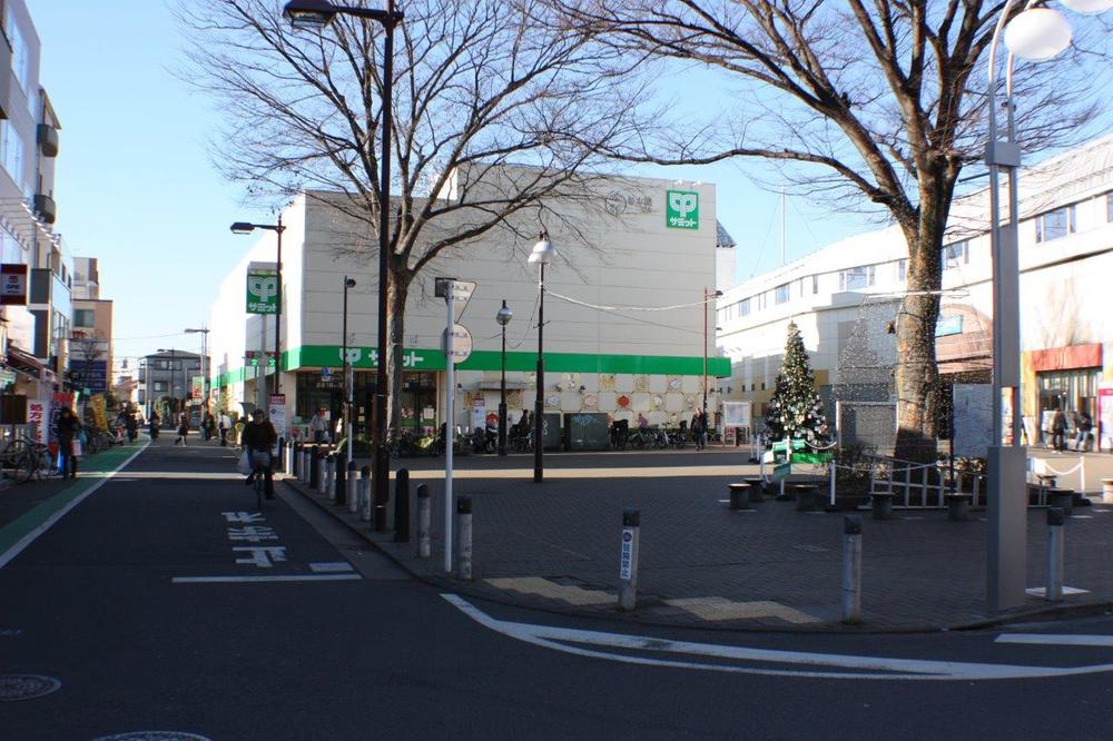Supermarket. Adjacent to the 650m Kitami Station to Summit. It is also useful to the home late in the open until midnight 1. 