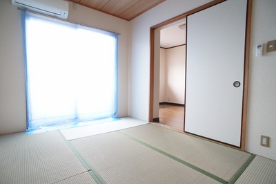 Other room space. Of moist and calm atmosphere Japanese-style room. You can also use the To spacious storage.